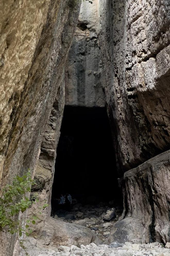 FPV dronla grntlenen Titus Tneli ve ierisinde blmler halinde 12 mezarn bulunduu Beikli Maara, ounlukla birlikte geziliyor.