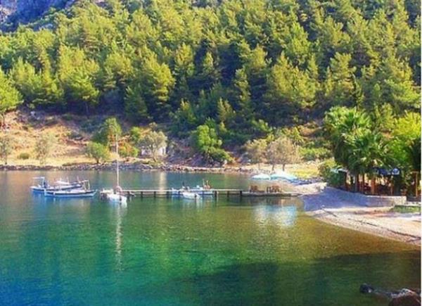 Selimiye ve St&#8242;te deniz kenarnda tembellik etmek, gn batmn seyretmek ve akam yemei iin bu balk restoranlarndan birine gitmek dnda fazla pek fazla aktivite seeneiniz yok. Dolaysyla bir araba kiralayarak yarmadann ilerine doru kefe kmak iyi bir fikir olabilir. Bozburun&#8242;un iinde kk yryler yaparak, Bayr kyndeki sevimli kiliseyi ve glgeli ay bahesini de ziyaret edebilirsiniz.