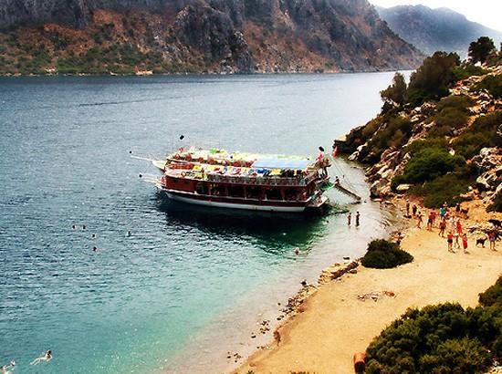 Marmaris&#8242;in Selimiye ve St turistik yerleri-Bodrum ve Marmaris yaknlarndaki Bozburun Yarmadas&#8242;nn bat kys, doudaki Turun ve melerin kalabalk plajlar ve parlak klaryla hi alakas olmayan bir yer. Yarmadann bu tarafndaki sahil eridinden geen yol zerindeki Selimiye ev St gibi sakin kylerde sabah erken saatlerde yakalanan balklar servis eden basit sahil lokantalar dnda pek bir ey bulunmuyor.