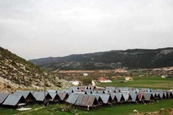 Ka'taki Bezirgan Ky- Bir zamanlar kendine has havasyla ekici bir balk ky olan Antalya yaknlarndaki Kalkan bugn kocaman bir tatil kyne dnt. Her ne kadar kasabann eski merkezi ekiciliini koruyorsa da Kalkan artk sakin vakit geirmek isteyenlere uygun bir yer deil. Bezirgan ise Kalkan&#8242;&#8242;n parlak klarndan ve kalabalk sokaklarndan ok farkl bir yer. Kyn ykk dkk evlerine, yemyeil tarlalarna ve sessiz sokaklarnn etraf ormanlarla kapl dalarla evrili.