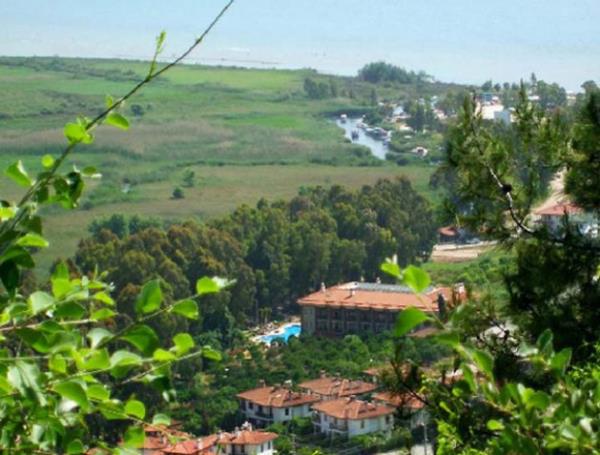 Akyaka- Mula yaknlarndaki Akyaka ky tam olarak kefedilmemi bir nokta saylmaz ama yine de gzelliini ve skunetini koruyor. Taze balk yemek isteyen tatilcilerin hedeflerinden biri olan ky ayn zamanda am ormanlar ve nehir kysndaki kk plajlaryla da dikkat ekiyor.