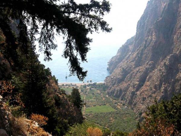 Likya Yolu isimli uzun yry parkuru da Faralya'nn iinden geiyor.