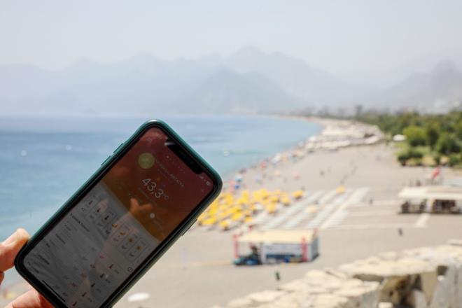 Scakln en yksek seviyeye ulat le saatlerinde, sahilde younluk olmad dikkatti ekti.    Sahile gelenler ise scakl 26 derece olan denize girerek vakit geirdi. Scak hava nedeniyle kentin ana arterlerinde de younluk yaanmad grld.