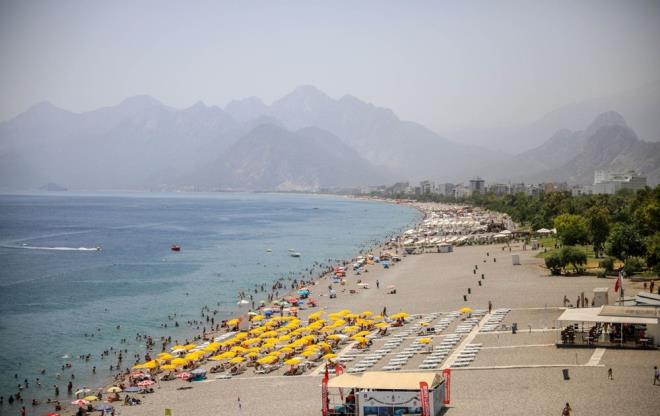 Meteoroloji Genel Mdrl'nn yksek scaklk uyarsnda bulunduu, lke genelinde etkili olan scak hava dalgasyla birlikte turizm kenti Antalya'da da hava scakl 40 derecenin zerinde seyrediyor.