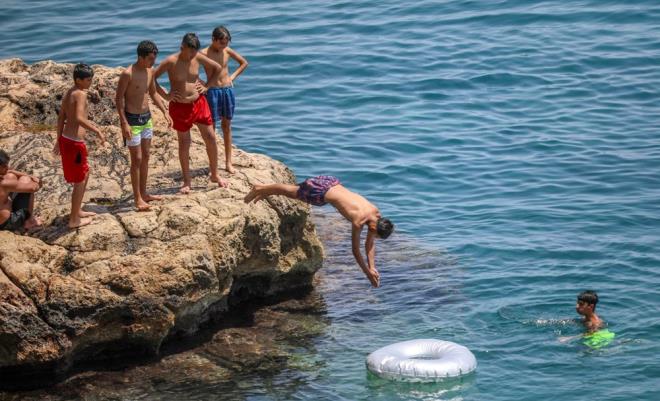 Dn kent merkezinde 42, Manavgat'ta 43,9 dereceye kadar ulaan hava scakl bugn de artt.