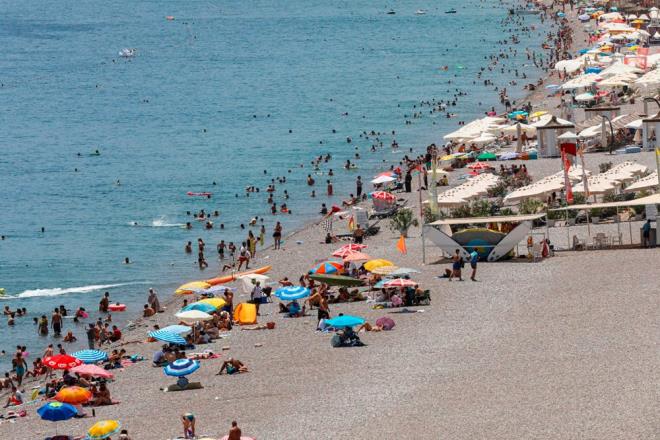 Scak havayla birlikte zellikle hafta sonlarnda kalabalk grntsyle akllarda yer eden Konyaalt Sahili'nde younluk yaanmad.