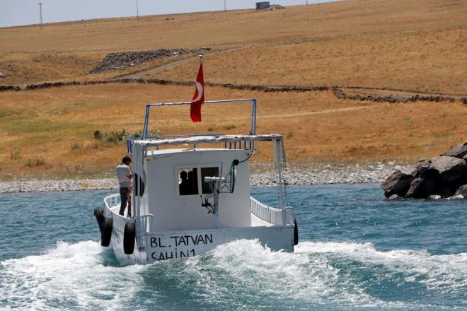 nci kefali iin balatlan av yasa kapsamnda kaak avcln nne geilebilmesi iin de youn tedbirler alnyor.    Vanl balklar da bu av yasak dneminde teknelerini karaya kartp bakm ve onarmn yapp yeni sezon iin tm hazrlklarn tamamlyor.
