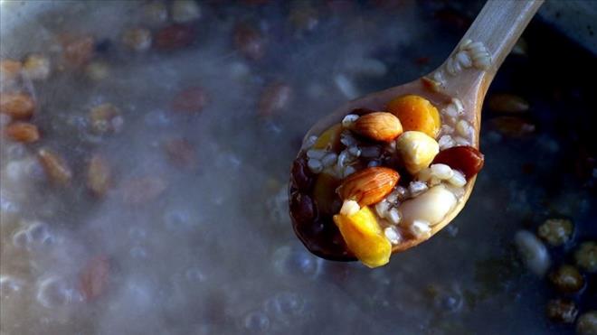 Muharrem ay 19 Temmuz 2023 aramba gn idrak edilecek. Bugn ayn zamanda Hicri yln ilk gn dolaysyla ylba olacak. Muharrem aynn onuncu gn ise Aure Gn olarak kutlanyor. Bu gne zel geleneksel aure yaplyor ve komulara datlyor. Peki, Aure Gn ne zaman?