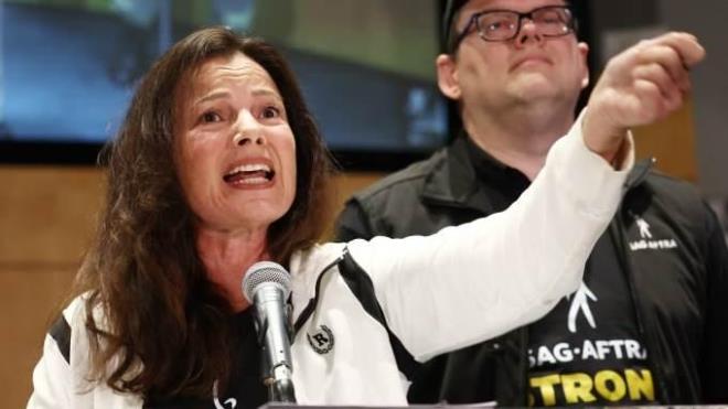 SAG-AFTRA bakan Fran Drescher ise basn toplantsnn al konumasnda ise "Eer u anda dik durmazsak, hepimizin ba belaya girecek, hepimiz makineler tarafndan deitirilme tehlikesiyle kar karya kalacaz" diyerek endiesini dile getirdi.