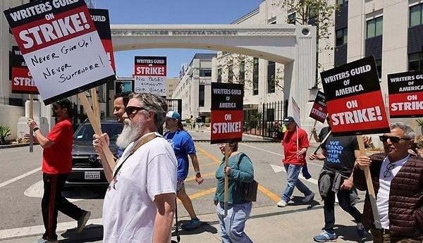 Hollywood'un en byk sendikas olan ve 160.000 sinema ve televizyon oyuncusunu temsil eden SAG-AFTRA, izinsiz ve tazminatsz bir ekilde tek demeyle yzlerini, seslerini ve hatta grnmleri zerindeki haklarn kaybetmekten korkan nllerin greve gideceini aklad.