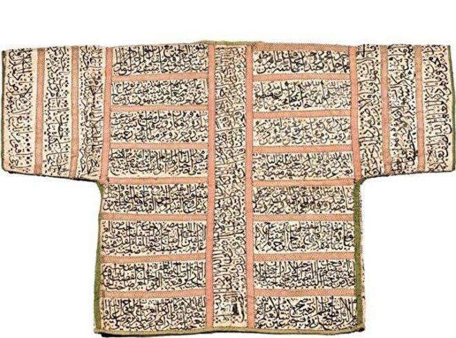 Ayetli gmlekler;  <br>  Savaa gidecek olan padiahlarn en dikkat kan gmleklerinden biri de ayetli olanlardr. Yaplan aratrmalara gre zel padiah gmleklerinde u ana kadar 55 sure yazld tespit edilmitir. Bu kyafetlere en ok Fatiha Suresi'nin yazld grlmtr. Yasin Suresi hastalklara kar ve genellikle lm deinde olan padiahlar iin yazlmtr.