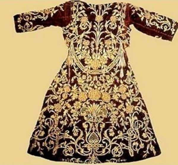 Nazara kar koruyan yaka;  <br>  Padiahla, yakas kaftan eklinde olan bu kyafeti clus ettiinde yani hkmdarlk tahtna karken giymitir. Yakas krkle bezenen kaftann nazardan koruduuna inanlmtr.