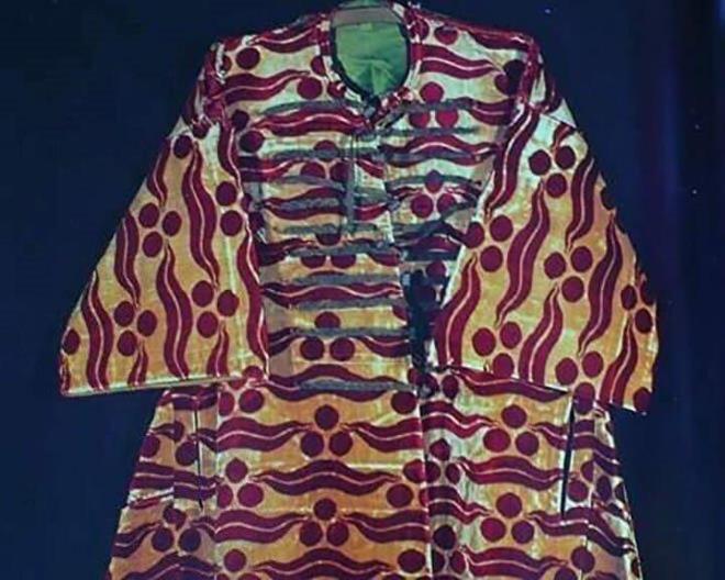 Hastalklar iyiletirecek zel dualar;  <br>  Topkap Saray'nda muhafaza edilen padiah gmlekleri 3 nemli sebep iin hazrlanmtr. Bunlarn ilki sava gmlekleridir. Padiah savata kaza ve beladan korunmas iin giydirilen gmlekler zel dualarla ilenmitir. Ayrca hayyatlar hastalklara ve nazara kar farkl dua ve ekillerin bezendii kyafetler de tasarlamlardr.