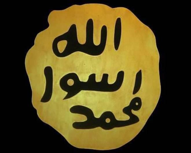 Nbvvet mhr;<br>    Gmleklerde en ok Hz. Muhammed (SAV)'e ait semboller yer alyor. Peygamber Efendimiz (SAV)'in ayak izinin bile ilendii Padiah kyafetlerinde en ok kullanlan ekil ise Hz. Muhammed'e ait nbvvet mhrdr. Kyafet tasarlanrken bu mhrn nemi, ereveye alnarak ve etraf altn yaldzl ilenerek belirtiliyor. Hz. Muhammed (SAV)'in nbvvet mhr, gmlein tarafnda bir keye nakediliyor. Kyafetin gs ksmna ise peygamberi anlatan szler, sahabelerin isimleri ve knyeleriyle beraber ileniyor.