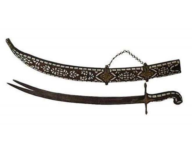 Zlfikar motifi;  <br>  Padiah kyafetlerinde yer alan bir dier motif ise Hz. Ali'nin klc olan Zlfikar ekli. Eri ve ift azl, baka bir ifadeyle atall olduu dnlen Zlfikar'n iki atal ucundan biri ilmi, dieri de iman temsil eder. Klcn kabzas ise adaletin semboldr.