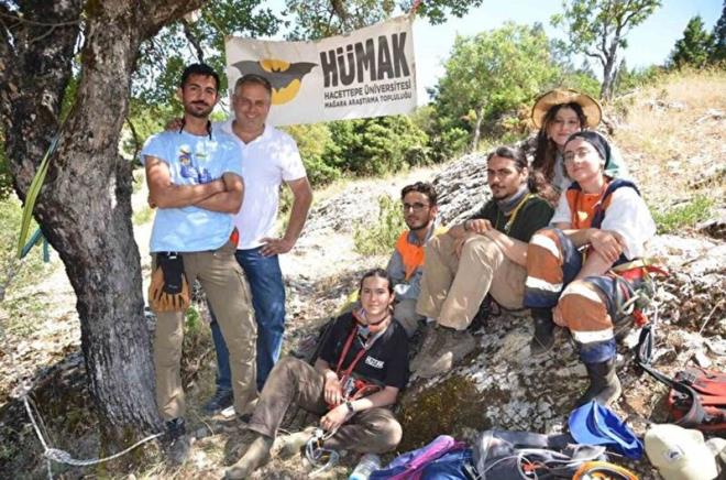 Maaraclk tutkusunun ailesinden gelen bir merak olduunu syleyen Seen, "brad Ormana blgesinde 2019 ylndan bu yana Hacettepe niversitesi Maara Aratrma Kulb olarak ekspedisyon yapyoruz. Hem kendimiz araziyi taryoruz. Hem de ihbar alyoruz. Bu girmi olduumuz maarada ilgin olarak yeil renkli Murat 124 marka arala karlatk. Tabii ki maarann girii olduka tehlikeli. Arazi yaps atlakl olduu iin Fransz teknii kullandk. Buras yaklak 50 metre kadar dikey iniyor. ndiinde Murat 124 otomobil ile karlayorsunuz. Bir ksm da galeriye kyor ve yatay olaraktan 70 metre civarnda gidiyor. Her maarann olduu gibi bu maarann da gzellii bir bakayd. Bir maarac olarak mutluyum" eklinde konutu.