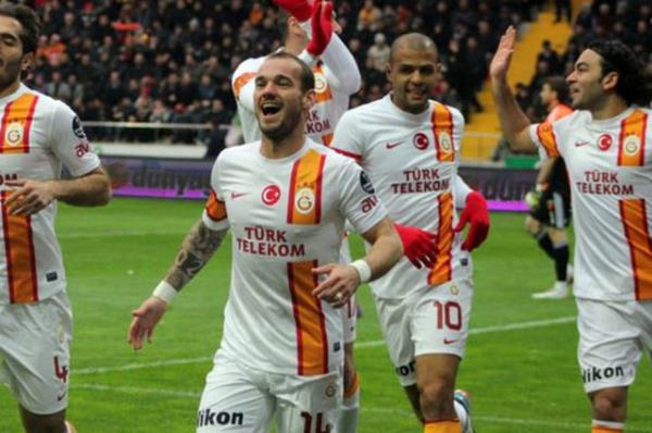 Orta alanda yine Melo, Sneijder, Seluk ls grev yapacak.