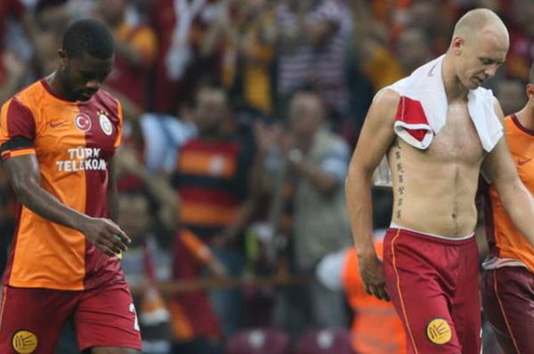 Bu oyunculardan 8 ya da 9'una 11'de grev vermeyi dnen Terim'in, sakat Semih'in maa yetimemesi durumunda, savunmay batan aaya yabanclardan oluturmas bekleniyor.