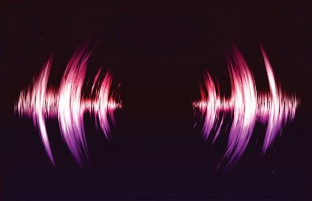 Konuurken kendi sesimizi duyduumuzda, bakalarnn duyduu ekilde duymuyoruz. Bakalar konuurken beynimiz havdaki ses titreimlerini alr ve bunlar duyduumuz sesler haline getirir. Ama kendimiz konuurken beynimize titreimler iki kaynaktan gelir; bir kaynak azmzdan kan ve havada ilerleyen titreimlerdir, dier kaynak ise iimizdeki ses tellerinin titreimidir.