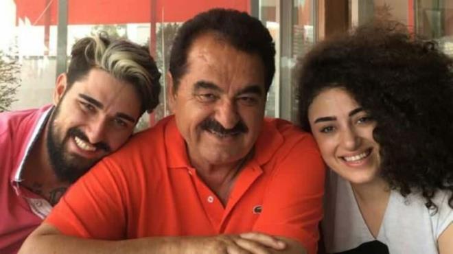 fade vermek zereyken doktor olan kiinin kendisine ikayetinden vazgemesini sylediini, ret yant alnca yine hakaret etmeye baladn vurgulayan nl arkc, "Hala oktaym, hibir sebep yokken bu kadar hakaret ve bar arla 4 erkein 2 kadnn zerine yrm olmas... Benim anlamsz bir ekilde byle bir olayn iinde olmam... Aklm almyor" dedi.