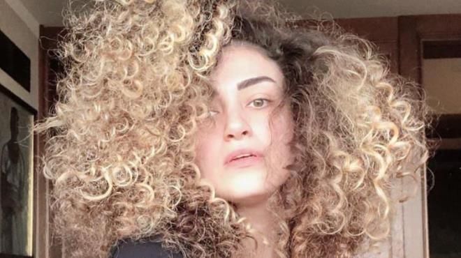 Sonrasnda hi alakas olmayan baka bir kii daha zerimize yryp 'dzgn konuacaksn adam seni uyarm ne var bunda' dedi ve 'imdi buraya btn tekilat yar sizi buradan aldrrm' eklinde tehditler savurdu."