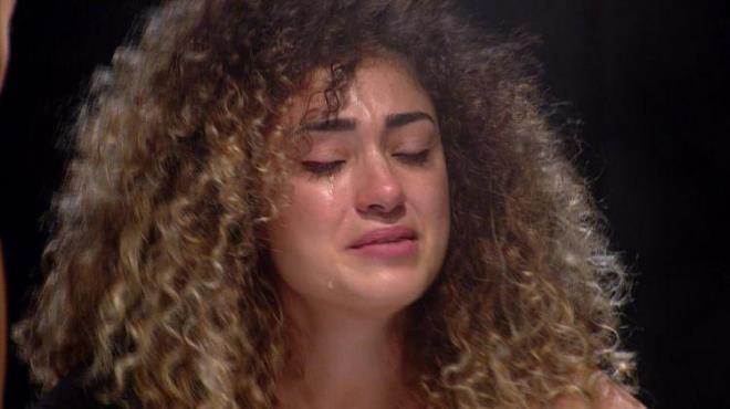 Kendisini ve yardmcsn korumak iin eline gelen her eyi frlattn dile getiren Tatlses, "Tm bunlar olurken, yanmda alan yardmcm ve kendimi savunmak adna zerimize yryen bu ahslara elime geen her eyi frlatmaya baladm. nk gvenlik gelmemiti ve hakaret ederek, bararak zerimize yryen 3 tane adam vard. Doktor olan kii telefonunu kartp, grnt almaya balad.