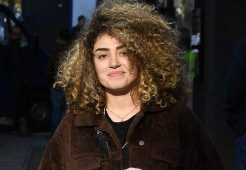 En sonunda gvenlik geldi ve ben polis arlmasn istedim. Evet bu olaylar yaanrken, elimdeki eyleri zerimize yryen 3 kiiye frlatmak zorunda kaldm, nk gvenlik ya da polis gelene kadar kimse araya girip adamlar bizim zerimizden ekmedi. Tam aksine yine birbirini hi tanmayan bir kii daha onlara katld 'terbiyesizsiniz, rezilsiniz ahlakszlar' diyerek bize barp durdu.