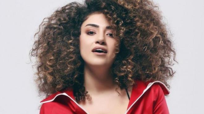 Ayn kii benim bu cmleme karlk 'Kapa eneni, ok konuma' dedi. Ben ve yardmcm ok olduk ve ben 'bu ne biim uslup' diyerek gvenlii ardm. Gvenlie kiinin bu konuma eklinden rahatsz olduumu , terbiyesiz bir tavrla konuarak zerimize yrdn belirterek yanmzdan uzaklatrmalarn rica edecektim. nk kii o srada ayaa kalkp benim ve yardmcmn zerine yrmeye balamt.