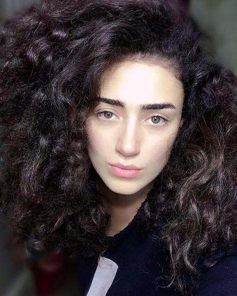 Bunlar yaanrken, doktor olduunu rendiim baka bir kii de hakaretler ieren (sen kesin bir madde kullanyorsun vb) cmleler kurarak barmaya balad ve 'telefon sesinizi buradan duyuyoruz kapayn biraz biz de kafamz dinleyelim. Sen terbiyesizsin byle telefonla m konuulur!' diyerek zerimize yrmeye balad.