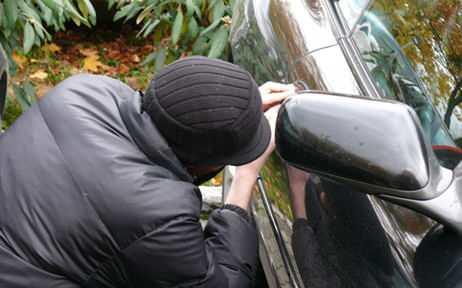 Bu olaylarn banza gelmesini istemiyorsanz arabanza binerken ncelikle bir ka saniyenizi tekerlekleri kontrol etmeye ayrn. Lastik ve araba arasna sktrlm su iesi veya herhangi bir cisim grrseniz, dikkatli olun. Bir araba hrsz sizi izliyor olabilir.