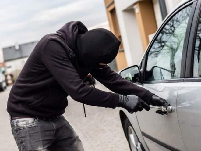 Ses duyduunuz an arabadan inmeyin ve tarabay kitleyin. Daha sonra telefonunzla polisi arayn. Olanlar hakknda polisi bilgilendirin ve aracnzn konumunu polisle paylan.