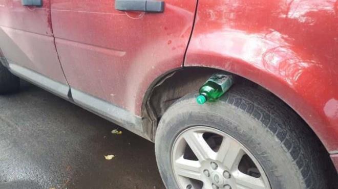 Pet ie srcnin grmeyecei ekilde yolcu koltuunun bulunduu tarafa sktrlyor. Bylelikle srcnn binerken grmesi engellleniyor. Araba hareket etmeye baladnda ise bir atrt sesi kyor. atrt sesini duyan srcler genel olarak durup arabadan inme ve neler olup bittiine bakma refleksini uyguluyor. ou zaman da motor almaya devam ederken ve anahtar hl kontaktayken hzl inince olanlar oluyor.