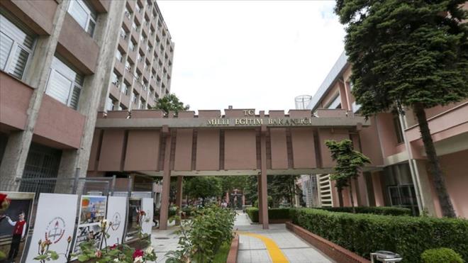 Hizmet puannn eitlii hlinde srasyla; retmenlikteki hizmet sresi daha fazla olana, retmenlie daha nce balayana ncelik verilecek; eitliin devam hlinde ise atanacak retmen bilgisayar kuras ile belirlenecek.