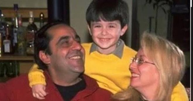 "Acmz paylaan, her derdimize deva olan yakn dostlarmza, arkadalarmza, telefon ve mesajlarn cevaplayacak g bulamadm tandk tanmadk tm sevenlerine, dualarnza sonsuz teekkr ediyorum" diyen Aysun Uur, "Uurlar olsun, hep iimizde olacaksn canmn ii. Ardnda braktklarnla, tertemiz kalbinle hi unutulmayacaksn. Sevenlerin hi eksilmeyecek, sanatnn yla daha ok kuaklar aydnlatacaksn. Nur iinde yat? Meknn Cennet olsun zkan'm. Hepimizin ba sa olsun" ifadelerini kulland.