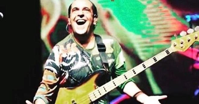 Mzisyenliiyle olduu kadar oyunculuuyla da adndan sz ettiren Uur'un vefat, tm Trkiye'yi yasa bodu.