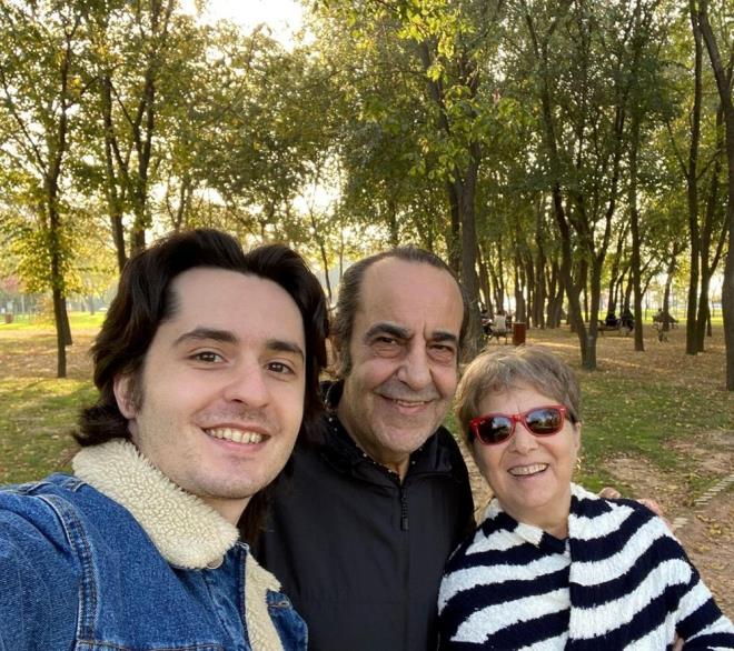 "KENDM EKSLM HSSEDYORUM"    Aysun Aslan Uur, "Kendimi o kadar eksilmi, kederli ve yorgun hissediyorum ki? Bir olduumuz bunca yln ardndan seni grmeden, sesini duymadan, yamacmda hissetmeden, birbirimizi eletirmeden, dalga gemeden, kavga edip barmadan, birlikte kahkaha atmadan, nasl olacak zkan'm?" dedi ve ekledi: