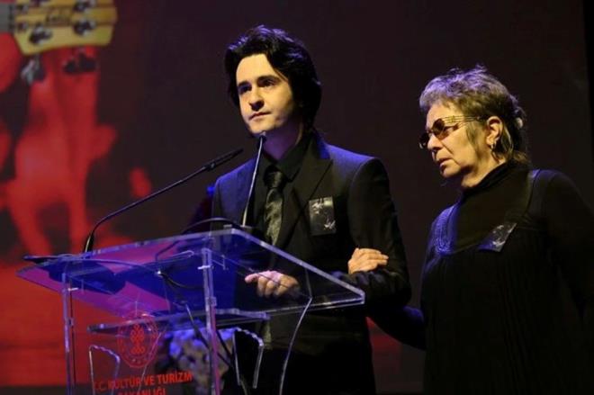 "TUTUNABLECEK BR EYM YOK U ANDA"    Aysun Aslan Uur, ei iin AKM'de dzenlenen trende "Benim tutunabilecek bir eyim yok u anda. zkan Uur'umuz iin sizden bir dakikalk sayg duruu rica ediyorum" ifadelerini kullanm ve ardndan merhum sanat iin sayg duruunda bulunulmutu.