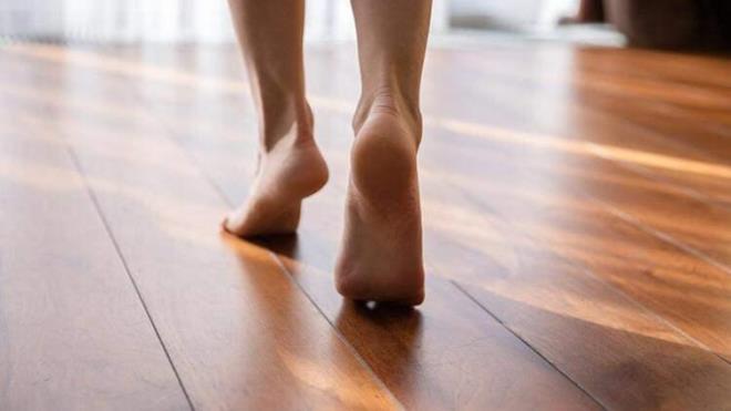 8-plak ayakla gezin   <br>Evde plak ayakla gezerseniz ayaklarnzdaki ter buharlatka ayaklarnzdaki kan soutur. Uzmanlar ?Kan damarlar daha sonra bu kan vcudun dier blgelerine de ulatrr, bylece daha fazla serinlik hissi elde edersiniz" diyor.