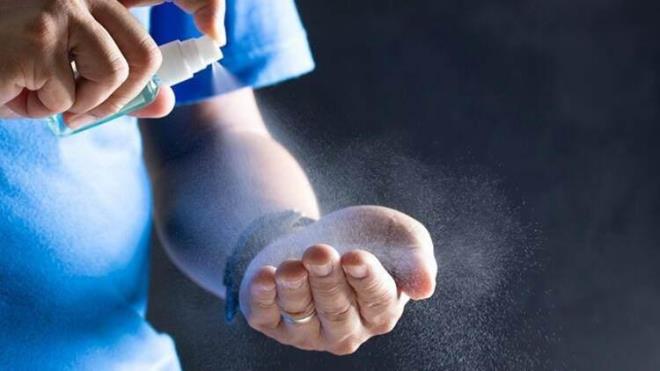 4- Souk sprey su iesi hazrlayn  <br>  Evde bo ienin iine buzdolabndan su iesi koyup scak havalardan bunaldnzda direk kendinize doru pskrtp rahatlayabilirsiniz. Uzmanlar bunu ?termal dengeleme? olarak adlandryor.