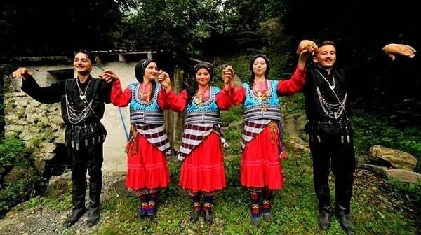 Horon vurmak (eski) / Horon tepmek (yeni)