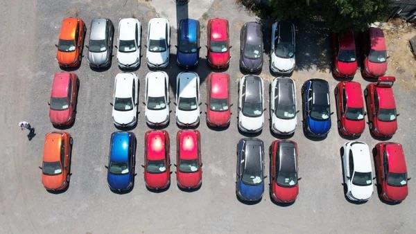 stanbul Havaliman?na yaklak 5 kilometre uzaklkta otoyol kenarnda evrilen alana stoklanan otomobiller, dron kamerasna yansd.