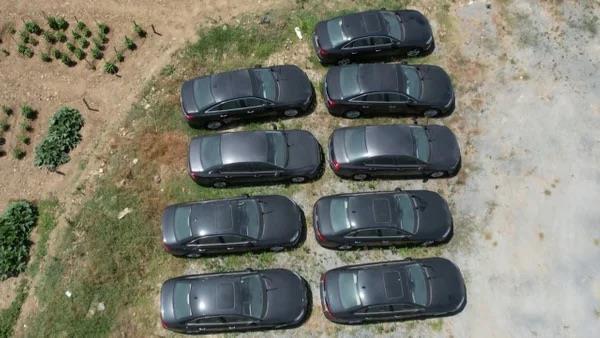 Vatandalar otomobil bayilerinden sfr ara alamazken, stanbul'un eitli noktalarnda stoklanan sfr aralar ise dikkat ekti.