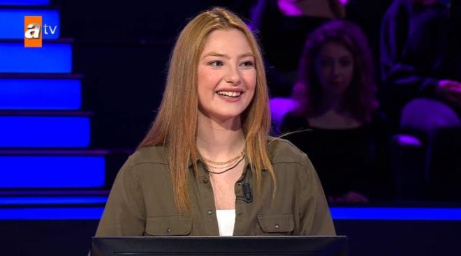 Dedesinin 'Kim Milyoner Olmak ster'i ok sevdiini syleyen yarmac, dedesine de srpriz yapmak iin yarmaya katldn syleyerek hzl bir balang yapt.