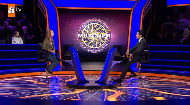 ATV ekranlarnn fenomen yarma program 'Kim Milyoner Olmak ster'in son blmnde yer alan "Hangisinin midesinin olup olmad bilim evrelerinde tartma konusudur?" sorusu izleyenleri ekran bana kilitledi. 50.000 TL deerindeki soru karsnda byk aknlk yaayan Tp Fakltesi rencisi Zeynep Sla Vural ve Kenan mirzalolu arasnda geen diyalog ise geceye damga vurdu.