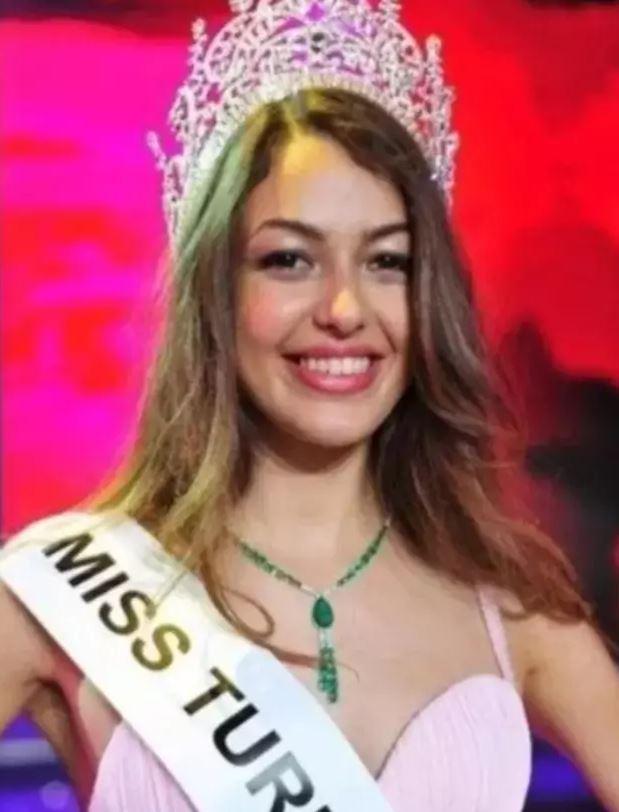 2014 ylnda Miss Turkey gzellik yarmasna katlan ve bu yarmada ikinci olan gzel oyuncu Dilan iek Deniz, imdilerde baarl bir oyuncu olarak ekranlarda yer alyor.
