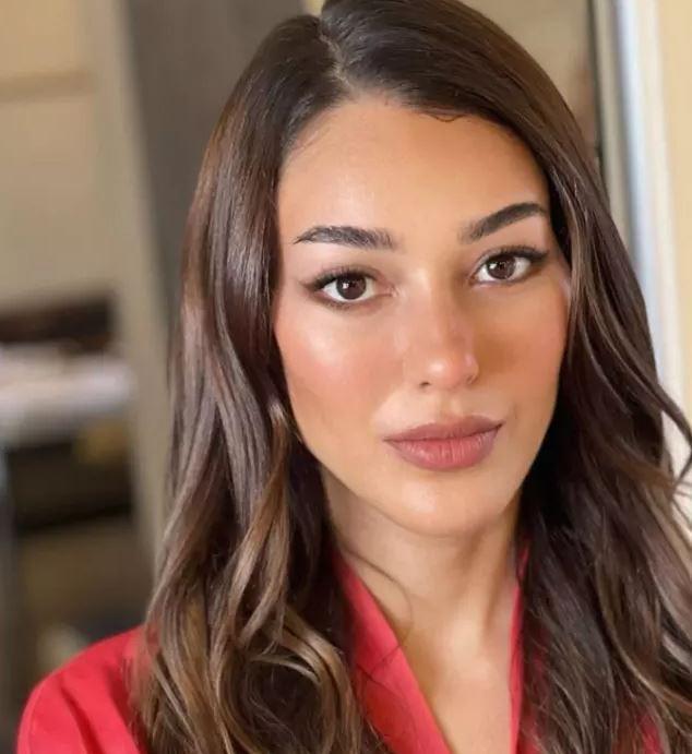 zel hayatyla sk sk gndeme gelen gen oyuncu Dilan iek Deniz son zamanlarda geirdii deiim ile dikkat ekiyor. Estetik iddialaryla gndeme gelen gen oyuncuyu grenler inanamad.