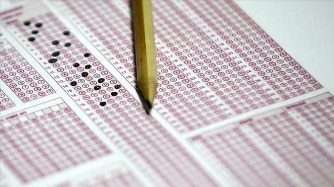 1- Bu sene niversitelerdeki kontenjanlar belli mi?  <br>  2023-YKS yerletirme sreci iin bu yl niversitelerdeki toplam 1 milyon 111 bin kontenjan aklanmt. Bu yl n lisans programlar iin 388 bin, lisans programlar iin 465 bin olmak zere toplam 853 bin kontenjan belirlendi. Akretim ve uzaktan retim kontenjanlarla birlikte toplam 1 milyon 61 bin kontenjan bulunuyor.    34 ya st kadnlar, depremzede adaylar ile ehit ve gazi yaknlar iin ayrlan kontenjanlar da dahil edildiinde toplam kontenjan 1 milyon 111 bine ulat.    Bu yl ilk defa 1 Ocak 2023 itibaryla 34 yan tamamlam kadnlar iin (1 Ocak 1989 tarihi ve ncesi doumlu adaylar) devlet niversitelerinde merkezi yerletirme ile renci alan n lisans ve lisans programlarnda "34 Ya st Kadnlar? kontenjan ayrld.