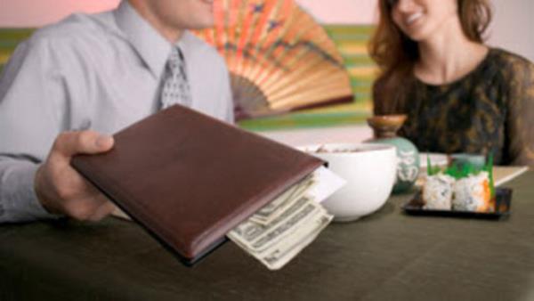 "Param o desin" diye dnmeyin Hesap deme iini hep erkee brakmayn. likide eitlik olmal. Eer srekli sevgilinizin hesab demesini bekliyorsanz, dese bile bir noktada kendini kullanlm hissetmeye balayacaktr.