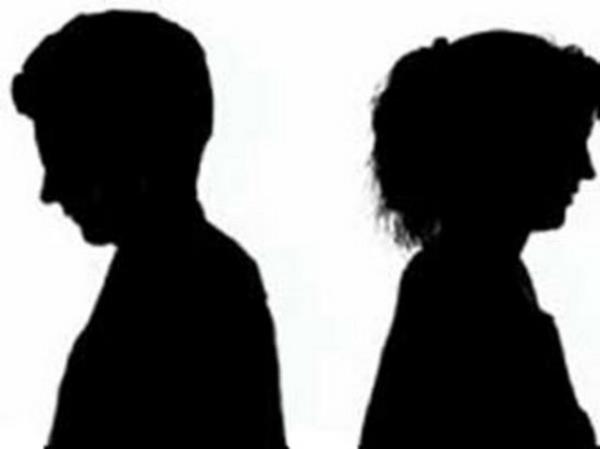 <p><b>"Her eyi birlikte yapalm" demekten vazgein</b></p>    liki iki insann bir olmas demek deildir, yan yanayken mutlu olmak demektir. Her eyi birlikte yapmak ilikiyi en hzl tketmenin yoludur, uzun ve mutlu bir birliktelik iin kendinize ait bir alannz olmal