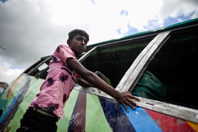 erisinde en az 70 kiinin bulunduu otobs yol kenarndaki glete utu.